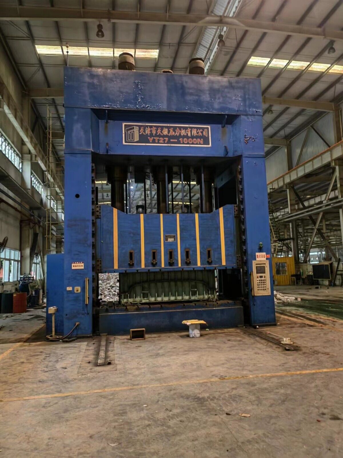Tianjin Tianduan Press YT27-1000N Frame Hydraulic Press with sidewise  moving bolster – Year 2007 –